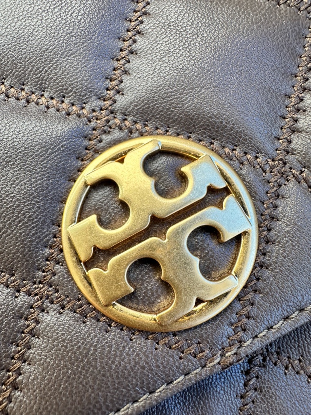 🌟TORY BURCH Quilted Willa Quilted Shoulder Bag in Volcanic with Gold Chain - Picture 3 of 8